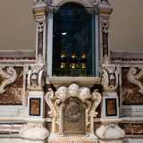 ...che sorreggono una nicchia destinata all�ostensorio